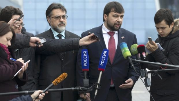 Vladislav Dějněgo (vlevo), zástupce luhanských separatistů, a Denis Pušilin (vpravo), představitel Doněcké lidové republiky, na jednání v Minsku