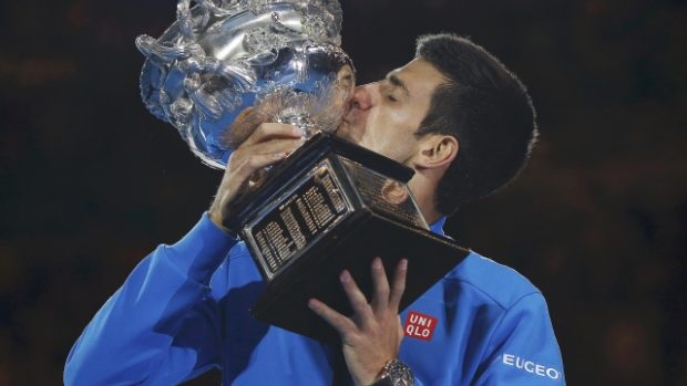 Srbský tenista Novak Djoković s trofejí pro vítěze Australian Open