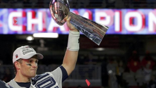 Quarterback Patriots Tom Brady slavnou trofej získal počvrté
