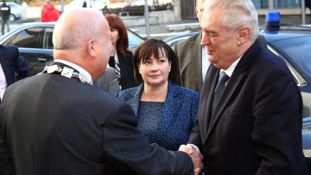 Prezident Miloš Zeman (vpravo) s manželkou Ivanou zahájili návštěvu Ústeckého kraje. Na snímku je před budovou krajského úřadu v Ústí nad Labem vítá hejtman Oldřich Bubeníček