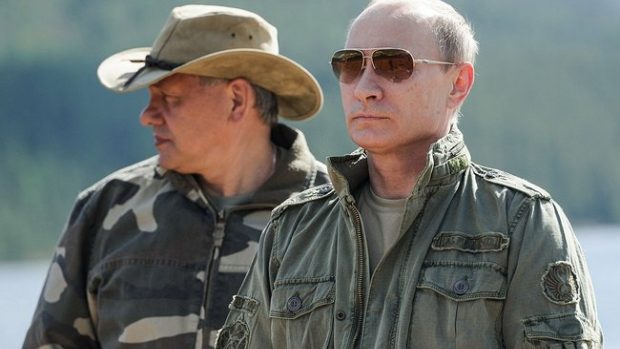 Ruský prezident Vladimir Putin (vpravo) s ministrem obrany Sergejem Šojgu. Ten stále patří mezi Putinovy nejbližší spolupravocníky