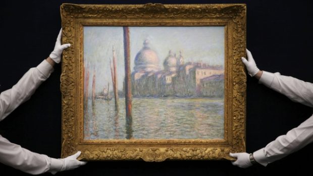 Zaměstnanci aukční síně Sotheby’s předvádějí obraz Velký kanál od Clauda Moneta