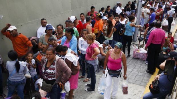 Lidé se staví do fronty u státem řízeného pouličního trhu v Caracasu
