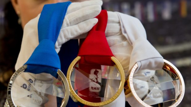 Zástupci Českého svazu ledního hokeje představili 4. února v Praze medaile pro letošní mistrovství světa..jpeg