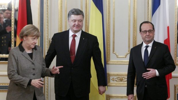 O situaci na východní Ukrajině jednali v Kyjevě německá kancléřka Angela Merkelová, ukrajinský prezident Petro Porošenko (uprostřed) a francouzský prezident Francois Hollande