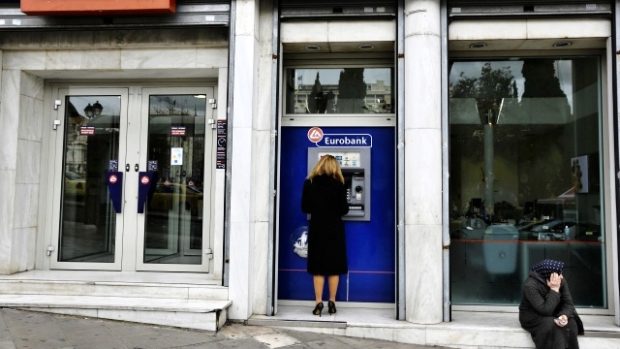 U bankomatů v Aténách zatím žádné fronty nejsou vidět