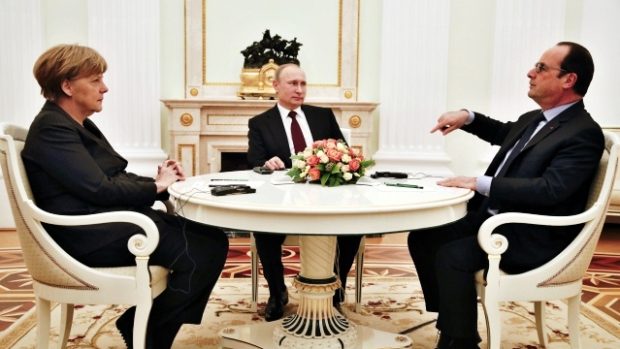 Angela Merkelová, Vladimir Putin a Francois Hollande jednají v Kremlu