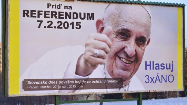 V kampani před referendem se objevil i billboard s papežem Františkem