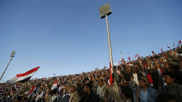 Stoupenci šíitských povstalců na stadionu v jemenském Saná