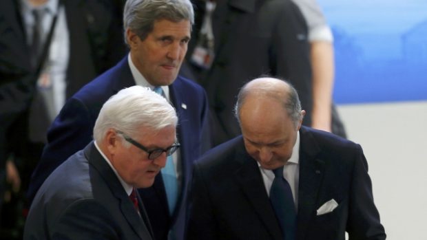 Ministři zahraničí Německa, Francie a USA Frank-Walter Steinmeier, Laurent Fabius a John Kerry na mnichovské bezpečnostní konferenci