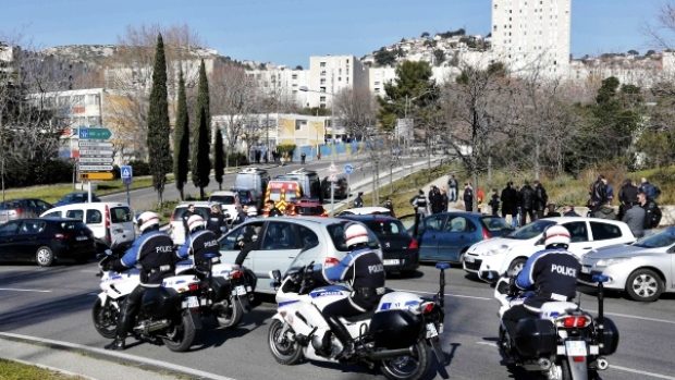 Francouzští policisté zasahují ve čvrti Castellane v Marseille
