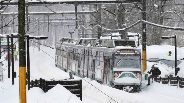Kvůli sněhové bouři kolabuje v Bostonu veřejná doprava