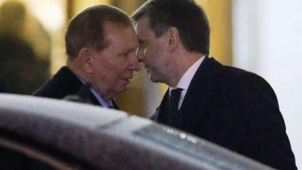 Bývalý ukrajinský prezident Leonid Kučma a ruský velvyslanec na Ukrajině Michail Zurabov po schůzce kontaktní skupiny v Minsku