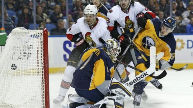 Útočník Ottawa Senators  Milan Michálek střílí vítězný gól Buffalu Sabres