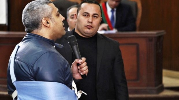 Muhammad Fahmí (vlevo) hovoří před soudem v Káhiře