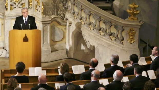 Německý prezident hovoří na vzpomínkovém obřadu k výročí bombardování Drážďan