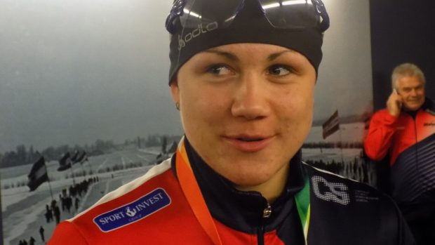 Karolína Erbanová na mistrovství světa v Heerenveenu po zisku bronzové medaile.JPG