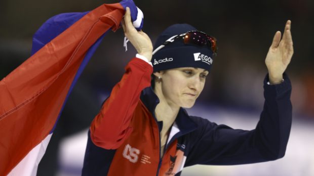 Martina Sáblíková se raduje z druhé zlaté medaile na mistrovství světa v Heerenveenu