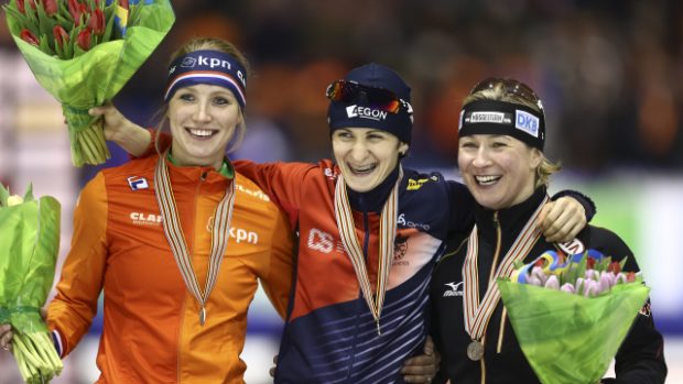 Česká rychlobruslařka Martina Sáblíková se raduje ze zlaté medaile po vítězství na trati 5000 metrů