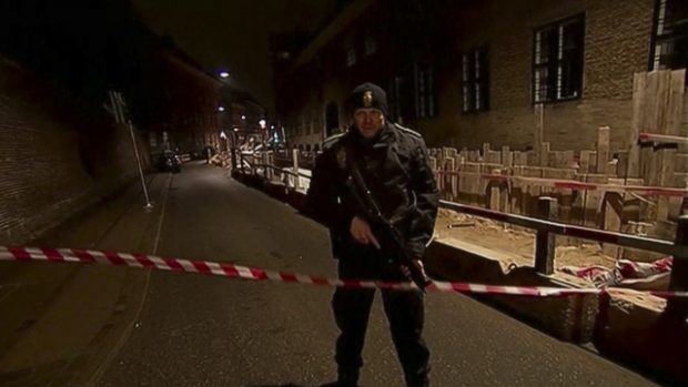 Při střelbě u kodaňské synagogy byl zastřelen jeden civilista