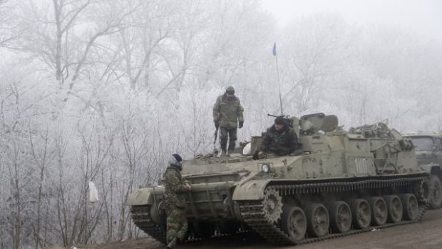 Ukrajinští vojáci na silnici mezi Debalcevem a Artemivskem (15. 2. 2015)