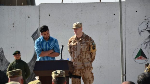 Nový velitel smíšené výcvikové letky v Afghánistánu Miroslav Šajban při projevu před vojáky
