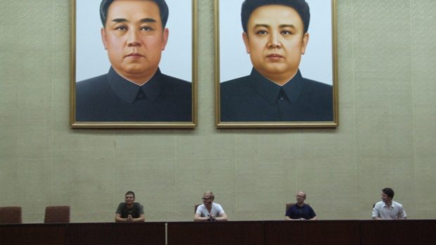 Kim Ir-sen a Kim Čong-il na portrétu v knihovně v Pchjongjangu