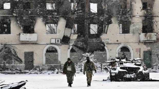 Bojovníci samozvané Doněcké lidové republiky u zničeného ukrajinského tanku ve městě Vuhlehirsk
