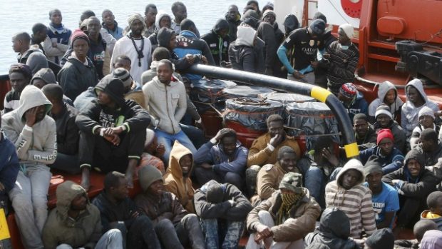 Uprchlíci připlouvají k sicilskému přístavu Pozzallo