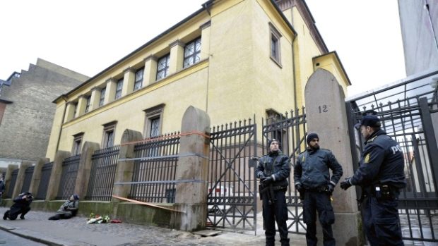 Atentátník střílel před synagogou v ulici Krystalgade v centru Kodaně