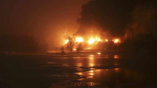 Při převozu ropy několik vagónů vlaku vybuchlo. Úřady evakuovaly dvě města v Západní Virginii