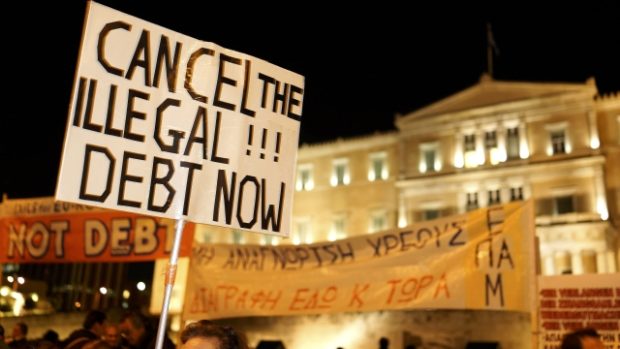 Řekové demonstrují před úřadem vlády proti úsporným opatřením a na podporu kabinetu