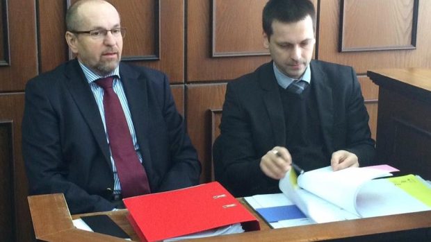 Bývalý poslanec ODS Ivan Fuksa (vlevo) se dál soudí o odškodné za vazbu, pokračuje ale i mimosoudní vyjednávání