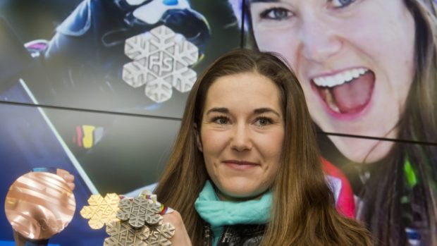 Šárka Strachová ukazuje všechny medaile z mistrovství světa a bronzovou medaili z olympiády ve Vancouveru