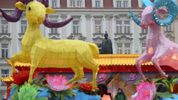 Staroměstské náměstí v Praze je vyzdobené v duchu oslav čínského nového roku. Památkářům se to ale nelíbí