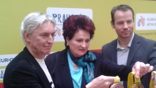 Libor Varhaník (vlevo), Helena Fibingerová a Tomáš Janků ukazují medaile pro HME v Praze v roce 2015