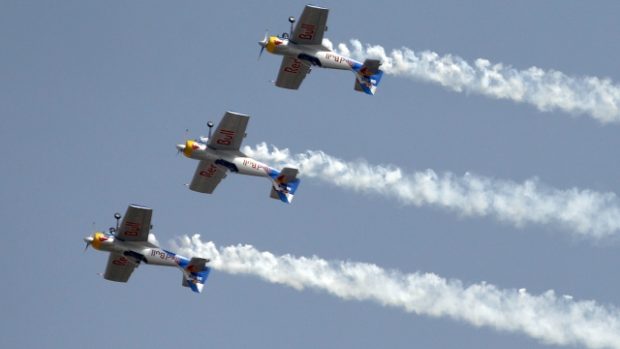 V Indii o sebe křídly zavadila dvě letadla českého akrobatického týmu