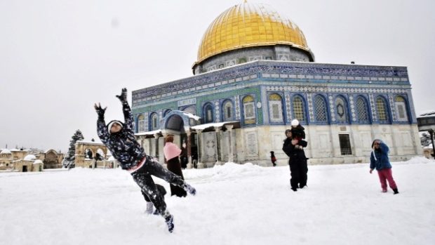 Školy v Jeruzalémě zůstaly zavřené, děti si tak mohly u Skalního dómu užívat sněhových radovánek