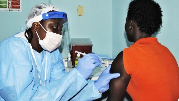 Vyšetření pacientky s ebolou (ilustrační foto)