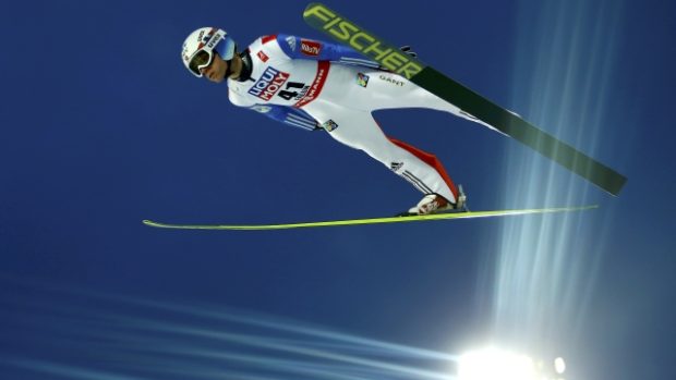 Norský skokan na lyžích Rune Velta po 1. kole v čele závodu na středním můstku