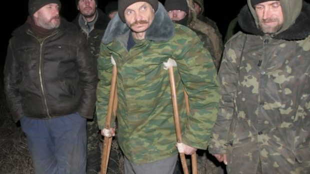Ukrajinští zajatci před výměnou za zajaté proruské separatisty u vesnice Žolobok v Luhanské oblasti