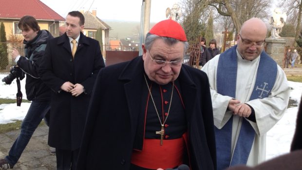 Kardinál Dominik Duka slouží v Číhošti mši za Josefa Toufara, připravena je i výstava o farářově tragickém osudu