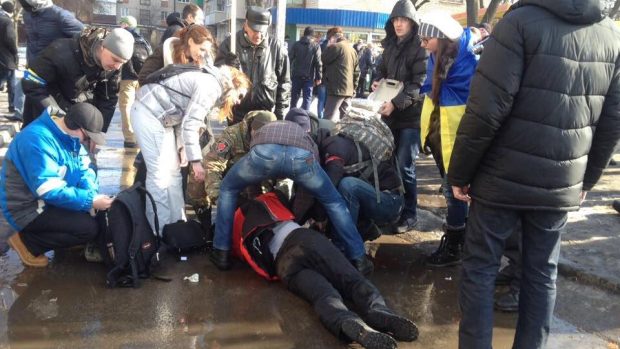 Při výbuchu během pochodu v Charkově zahynuli nejméně dva lidé