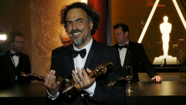 Režisér Alejandro González Iňárritu se chlubí Oscary. Snímek Bidrman je získal za nejlepší film, režii, scénář a kameru