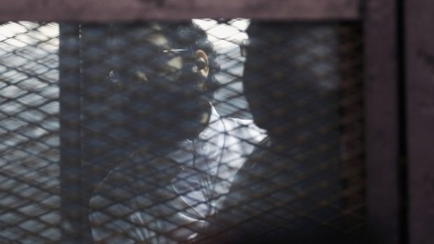 Egyptský aktivista Alá Abd al-Fattáh u káhirského soudu