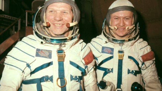 Alexej Gubarev s Vladimírem Remkem v roce 1978 při přípravě na let do vesmíru ve Středisku kosmonautů J. A. Gagarina ve Hvězdném městečku v tehdejším SSSR