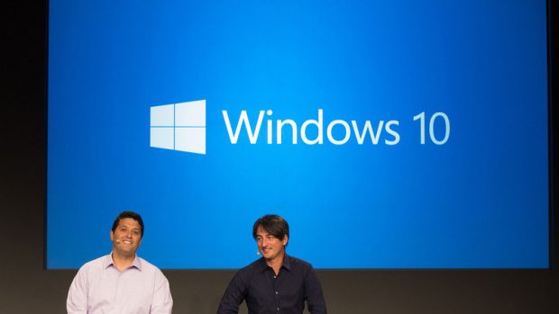 Terry Myerson a Joe Belfiore z Microsoftu představují Windows 10 (30. září 2014). Ilustrační foto