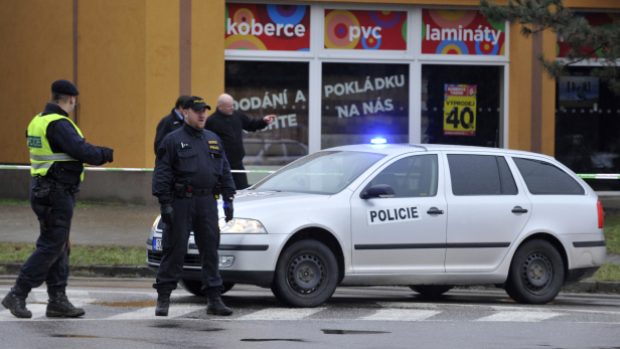 Policisté hlídkují před objektem, ve kterém restaurace sídlí