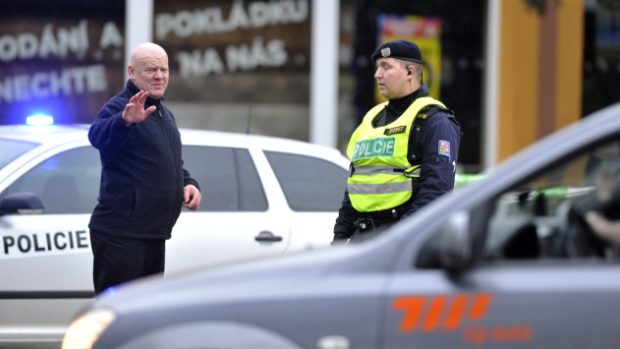 Policie zůstává na místě tragédie před restaurací Družba v Uherském Brodě (budova v pozadí)