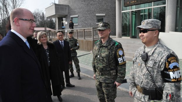 Předseda vlády Bohuslav Sobotka navštívil hranici mezi Jižní Koreou a KLDR